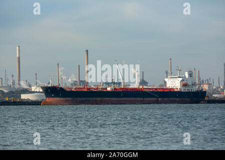 Superpetroliera Lara prossimi al fianco di Fawley raffineria di petrolio in Southampton acqua. Aiutato da rimorchiatori per immettere la nascita in modo sicuro. Foto Stock