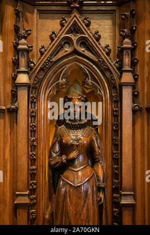 La regina Maria di Scozia carving all'interno di San Michele è la Chiesa Parrocchiale, Linlithgow, Scotland, Regno Unito Foto Stock
