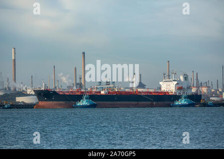 Superpetroliera Lara prossimi al fianco di Fawley raffineria di petrolio in Southampton acqua. Aiutato da rimorchiatori per immettere la nascita in modo sicuro. Foto Stock