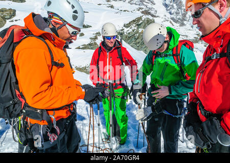 Fune ascendente del team alla cima della montagna in alto la regione alpina in inverno Foto Stock