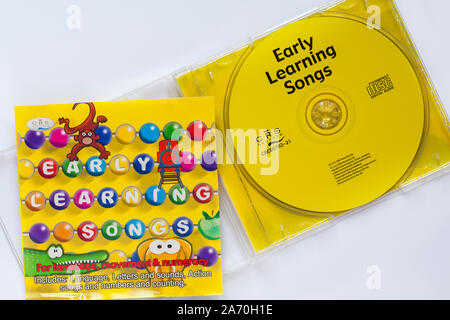 Apprendimento precoce di brani CD compact disc impostato su sfondo bianco Foto Stock