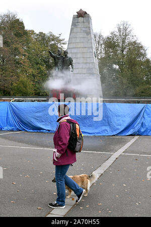 Ostrava, Repubblica Ceca. 29 ott 2019. Una ditta specializzata ha iniziato a pulire l'esercito rosso Memorial a Ostrava, Repubblica Ceca, il 29 ottobre 2019, che un ignoto vandalo irrorato con il colore rosso e spruzzato iscrizioni a pochi giorni fa. Credito: Jaroslav Ozana/CTK foto/Alamy Live News Foto Stock