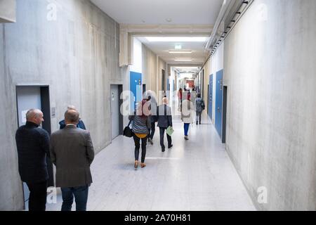 Dresden, Germania. 29 ott 2019. I partecipanti della riunione di imprenditore a piedi attraverso l'edificio di produzione nel JVA Dresden. Lo stesso giorno i rappresentanti di imprese di medie dimensioni dall'area di Dresda informarsi circa delle condizioni di lavoro e di produzione nelle carceri. Credito: Sebastian Kahnert/dpa-Zentralbild/ZB/dpa/Alamy Live News Foto Stock