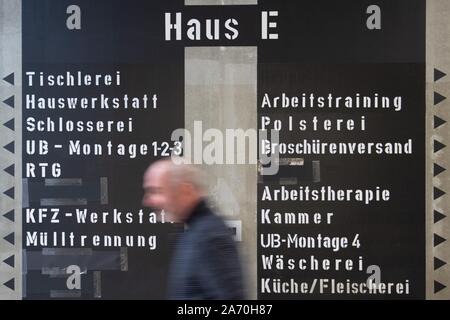 Dresden, Germania. 29 ott 2019. Un partecipante di un imprenditore incontro passeggiate attraverso l'edificio di produzione nel JVA Dresden. Lo stesso giorno i rappresentanti di imprese di medie dimensioni dall'area di Dresda informarsi circa delle condizioni di lavoro e di produzione nelle carceri. Credito: Sebastian Kahnert/dpa-Zentralbild/ZB/dpa/Alamy Live News Foto Stock