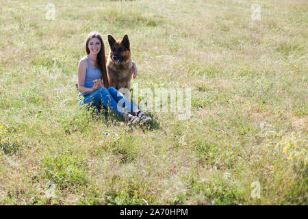 Donna treni sheepdog addestrati nel campo cane Foto Stock