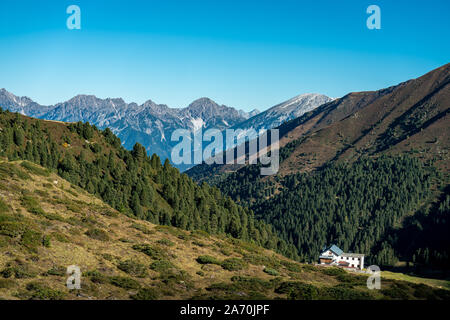 Vista a la valle dei mittenti e Adolf Pichler baita di montagna vicino Kemater Alm in Austria con alte montagne in salita (Kalkkoegel) in background Foto Stock