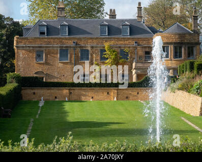 Storica Casa Hadspen, trasformato in un hotel boutique chiamato Il Tritone in Somerset. Fotografato dal giardino con campo da croquet in primo piano. Foto Stock