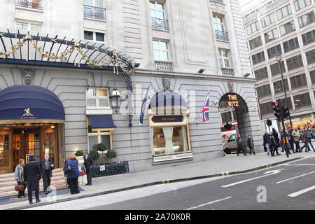 Ingresso al Ritz Hotel guardando a Nord su Arlington Street, Mayfair, Londra Foto Stock