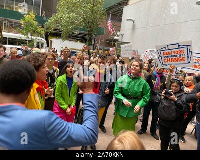 New York, NY, STATI UNITI D'AMERICA. 29 ott 2019. Il cambiamento climatico protestare/al rally di BlackRock quartier generale a New York New York il 29 ottobre 2019. Credito: Rainmaker foto/media/punzone Alamy Live News Foto Stock