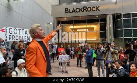 New York, NY, STATI UNITI D'AMERICA. 29 ott 2019. Il cambiamento climatico protestare/al rally di BlackRock quartier generale a New York New York il 29 ottobre 2019. Credito: Rainmaker foto/media/punzone Alamy Live News Foto Stock