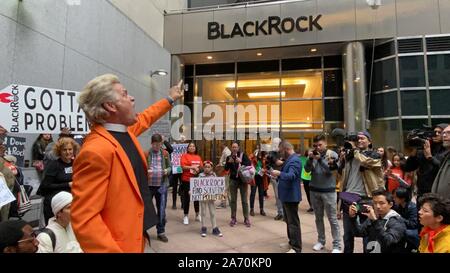 New York, NY, STATI UNITI D'AMERICA. 29 ott 2019. Il cambiamento climatico protestare/al rally di BlackRock quartier generale a New York New York il 29 ottobre 2019. Credito: Rainmaker foto/media/punzone Alamy Live News Foto Stock