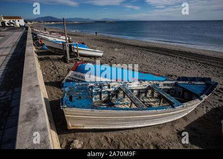 Molto vecchie navi a la spiaggia di Gibilterra, Spagna Foto Stock