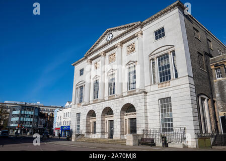 Shire Hall Chelmsford Essex, Regno Unito. Imponente edificio con architettura Georgiana, una volta courthouse & civic assembly hall. In alto di High Street Foto Stock