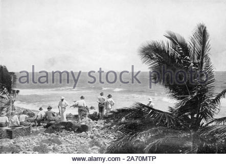 WW1 guardando la nave tedesca Emben SMS e la nave australiana HMAS Sydney dal Cocos Keeling Islands, vintage fotografia dal 1914 Foto Stock