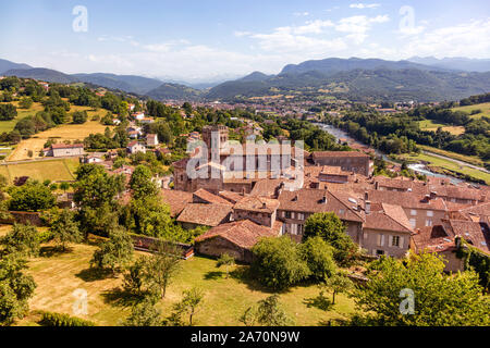 Cattedrale del villaggio di Saint Lizier nel dipartimento di Ariège, Pirenei, Occitanie, Francia Foto Stock