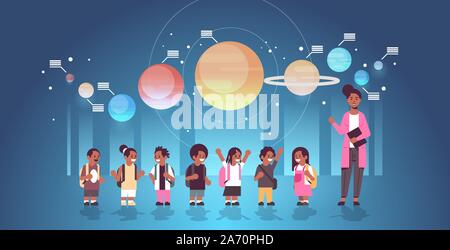 Insegnante femmina con African American scolari in osservatorio esplorazione del sistema solare scuola di viaggio escursione al planetario astronomia lezione concetto flat a piena lunghezza orizzontale illustrazione vettoriale Illustrazione Vettoriale