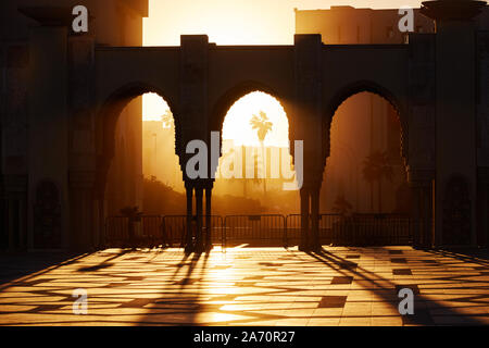 Grande Moschea di Hassan 2 al tramonto a Casablanca, in Marocco. Belle arcate della moschea araba al tramonto, i raggi di luce solare Foto Stock