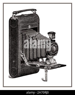 L'annata 1900 soffietto rotolo pellicola fotocamera pieghevole con rilascio a cavo intaglio su sfondo bianco Foto Stock