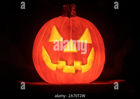 Jack o Lantern incandescente al buio Foto Stock