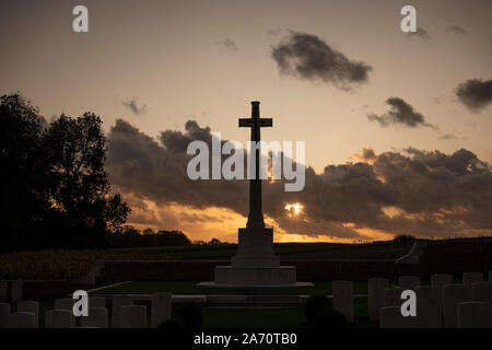 Lonsdale cimitero al tramonto vicino a Thiepval,dipartimento della Somme, nel nord della Francia. Foto Stock