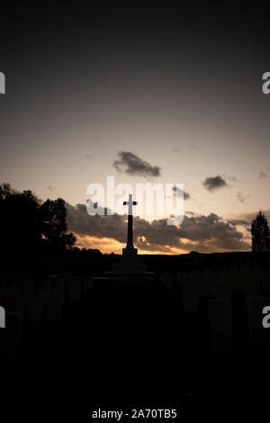 Lonsdale cimitero al tramonto vicino a Thiepval,dipartimento della Somme, nel nord della Francia. Foto Stock