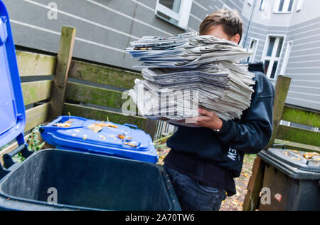 Zeitungen, Entsorgung, Altpapiertonne Foto Stock