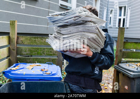 Zeitungen, Entsorgung, Altpapiertonne Foto Stock