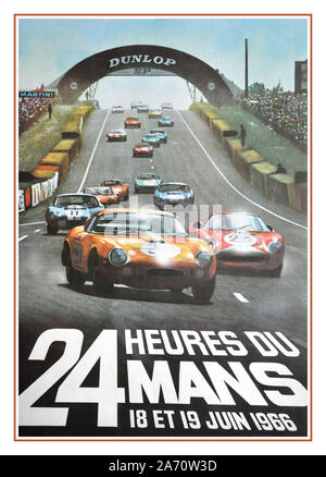 L'annata 1966 Le Mans 24 ore di gara Vintage Poster 18-19Giugno 1966 24 Heures du Mans era anche il settimo round del Mondiale 1966 Sportscar stagione. Questo è stato il primo nel complesso e molto celebre vincere a Le Mans per la Ford GT40 con Bruce McLaren e Chris Amon nonché la prima vittoria assoluta per un costruttore americano Foto Stock