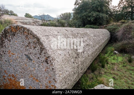 Monolito di Algajola. Una grande colonna di granito la misurazione 17.36m da 2,74 m tagliato nel 1837 per essere utilizzato per una statua di Napoleone 1° ma potrebbe non essere transporte Foto Stock