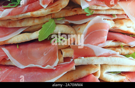 Panini chiamato Spianata o piadina in italiano con prosciutto e rucola Foto Stock