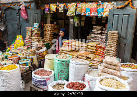 Kathmandu, Nepal - Novembre 17, 2018: Donna vende spezie e dadi alla strada del mercato di Kathmandu Foto Stock