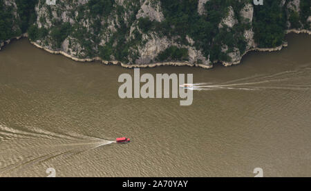 Due piccole imbarcazioni passando un altro sul fiume Danubio, vicino Djerdap parco nazionale Foto Stock