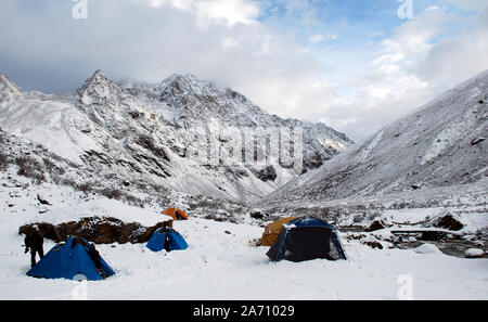 Campeggio selvaggio in Daxueshan montagne occidentali del Sichuan in Cina Foto Stock