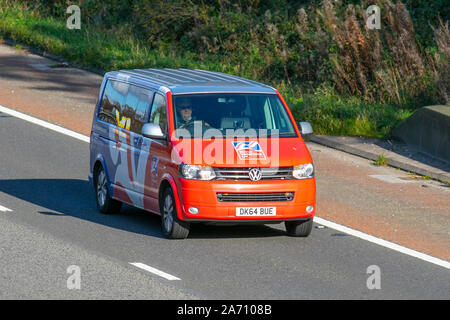 2014 Volkswagen Transporter Bluebird Auto Camper Bus conversione Tran-Er Volkswagen T30Se 140Tdi LW A; VW Volkswagen; Regno Unito il traffico veicolare, trasporti, veicoli moderni, carrozze salone, sud-legato sulla corsia di 3 M6 motorway autostrada. Foto Stock