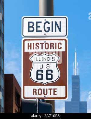 Route 66 segno. Iniziare la Storica Route 66 segno per l'inizio del percorso 66 su e Adams Street nel centro di Chicago, Illinois, Stati Uniti d'America Foto Stock