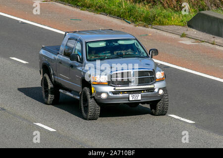 2006 American Silver Dodge (usa); Regno Unito traffico veicolare, trasporto, veicoli moderni, berlina, in direzione sud sulla autostrada M6 a 3 corsie. Foto Stock