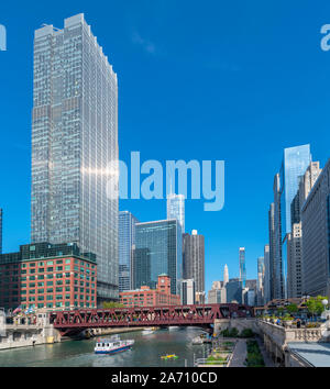 Il fiume Chicago e Chicago Riverwalk guardando ad est da Franklin-Orleans Street Bridge, Chicago, Illinois, Stati Uniti d'America Foto Stock