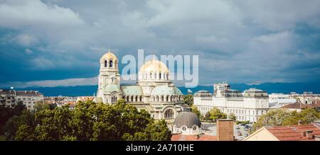 Vista sulla città di Sofia, Bulgaria con la cattedrale di Alexander Nevski Foto Stock