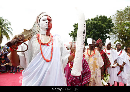 Un giovane in un costume tradizionale di Oranmiyan (fondatore dell'Impero Oyo/Benin) che mostra il potere spirituale di Oranmiyan durante il Festival di Olojo. Foto Stock