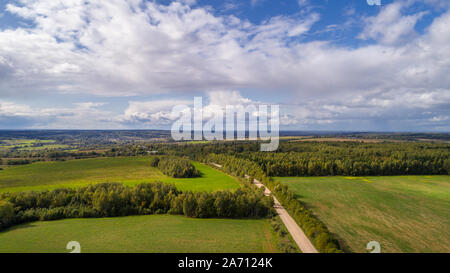 Paesaggio vista aerea giorno d'estate. bella immagine bird's-eye vedute di campi e boschi e strade ed insediamenti Foto Stock