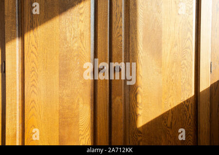 Marrone armadio in legno Porte, oak design di lusso la bellezza con la luce del sole e ombre Foto Stock