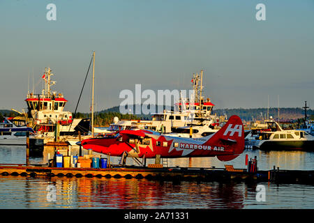 Piani di flottazione e barche ormeggiate in porto nel porto di Nanaimo sull'Isola di Vancouver British Columbia Canada. Foto Stock
