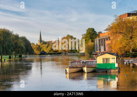 Allagato il fiume Avon su una mattina di autunno. Stratford Upon Avon, Warwickshire, Inghilterra Foto Stock