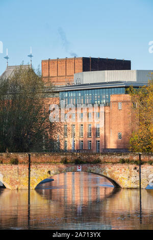 Tramvia ponte che attraversa il fiume allagata Avon su una mattina di autunno. Stratford Upon Avon, Warwickshire, Inghilterra Foto Stock