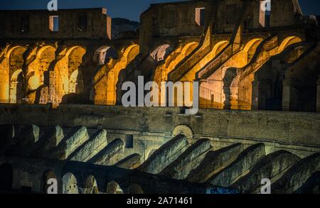 Il Colosseo o il Colosseo o Anfiteatro Flavio di notte. Roma, Italia. Foto Stock