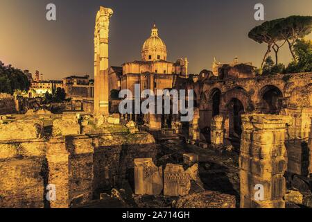 Foro Romano rovine di notte. Antichi edifici governativi nel centro di Roma, Italia. Foto Stock