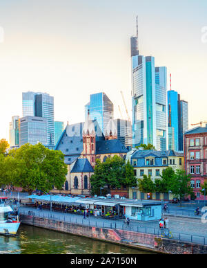 Francoforte cityscape di post-incandescenza con moderni architecture, quartiere degli affari di grattacieli, ristoranti, tour in barca al fiume principale, Germania Foto Stock