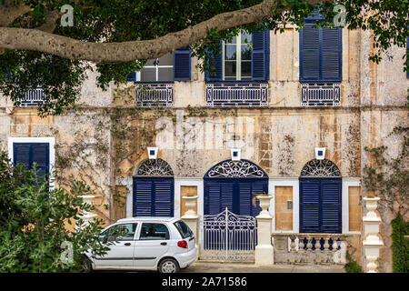 Casa a Mdina, Malta, con sportello blu e persiane di windows Foto Stock