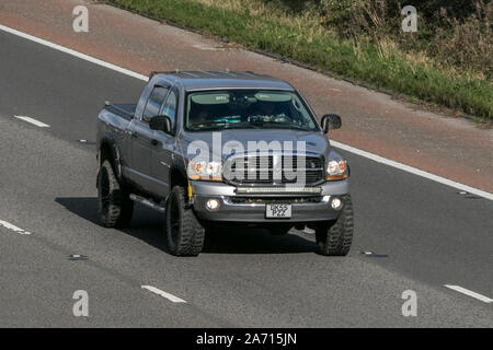 SUV americano Dodge (usa) argento 2006. Grande pick-up americano che viaggia sull'autostrada M6 vicino a Preston nel Lancashire, Regno Unito Foto Stock