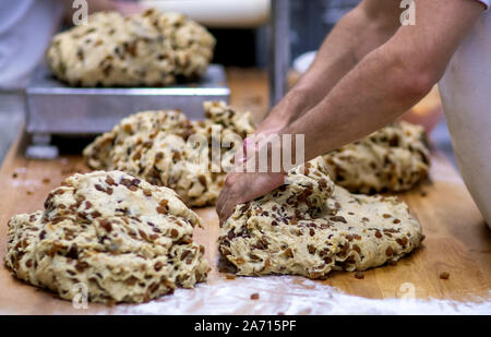 Dresden, Germania. Xviii oct, 2019. Fornai impastare per Natale lo Stollen nel panificio di Dresda. Il Dresden Christstollen è fatto a mano da circa 130 panetterie e pasticcerie nei dintorni di Dresda secondo ricette tradizionali. I prigionieri solo che soddisfano i requisiti dell'Stollen associazione di protezione possono recare il prigioniero di tenuta come un segno di autenticità. Credito: Jens Büttner/dpa-Zentralbild/ZB/dpa/Alamy Live News Foto Stock